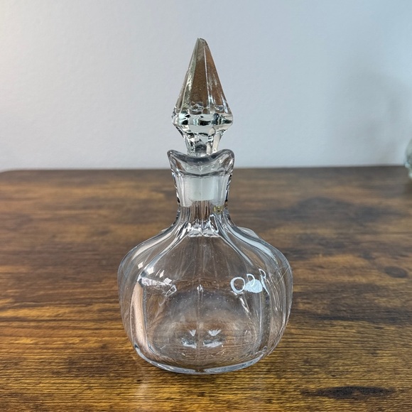 Elegant Clear Glass Decanter with Stopper - Picture 6 of 7